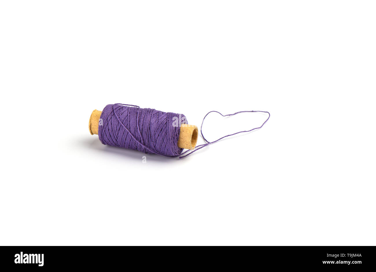 Violet coton fils sur le manchon en carton pour la machine à coudre. Concept de couture. Banque D'Images