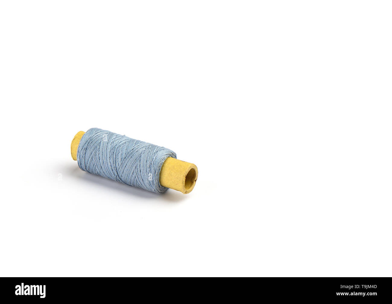 Bleu clair coton fils sur le manchon en carton pour la machine à coudre. Concept de couture. Banque D'Images