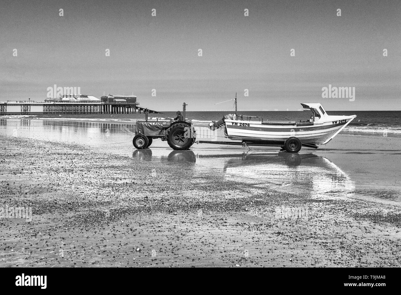 Ville victorienne de Cromer, reflétée dans les sables humides à marée basse, Norfolk, East Anglia Banque D'Images