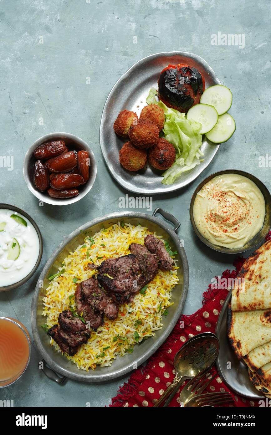 Ramadan ou alimentaire /fête dîner Iftar party -agneau kabab,Hommos,pain de Pita Falafel,,dates et Baklava Banque D'Images