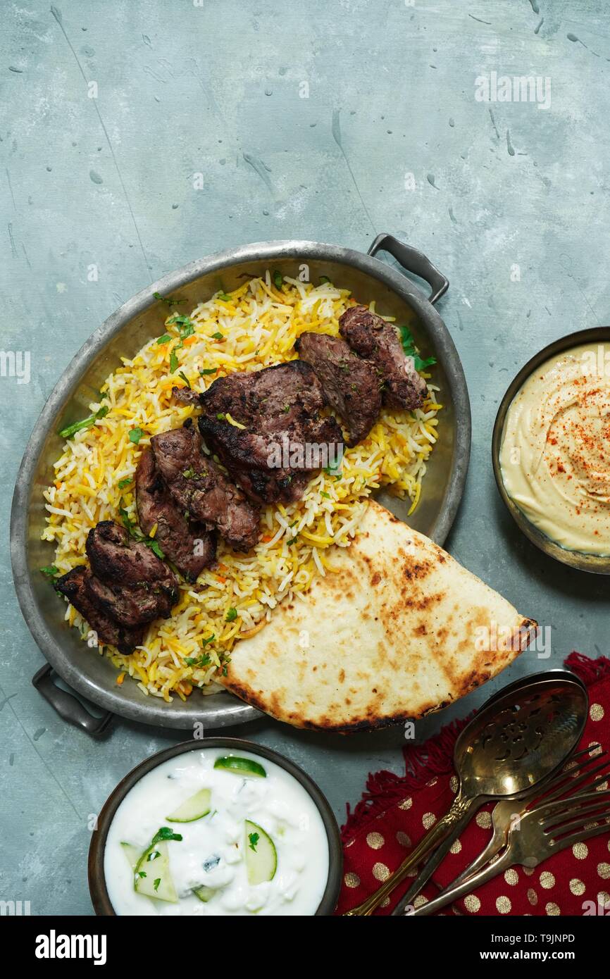 Ramadan ou alimentaire /fête dîner Iftar party -agneau kabab,Hommos,pain de Pita Falafel,,dates et Baklava Banque D'Images