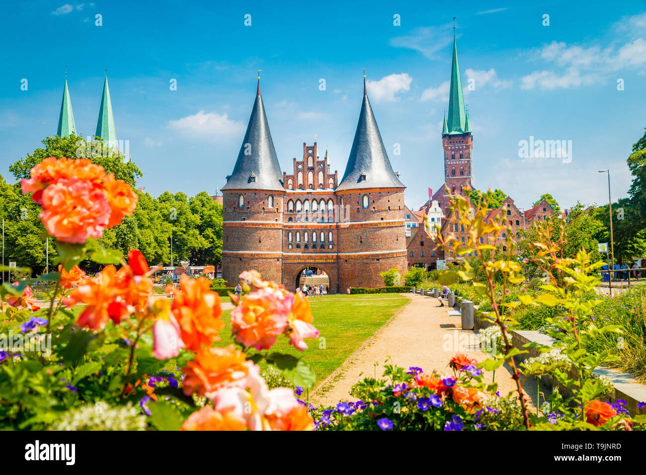 Carte postale classique vue sur la ville historique de Lübeck avec célèbre Holstentor en été, Schleswig-Holstein, Allemagne du nord Banque D'Images