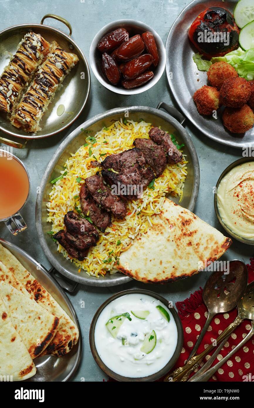 Ramadan ou alimentaire /fête dîner Iftar party -agneau kabab,Hommos,pain de Pita Falafel,,dates et Baklava Banque D'Images