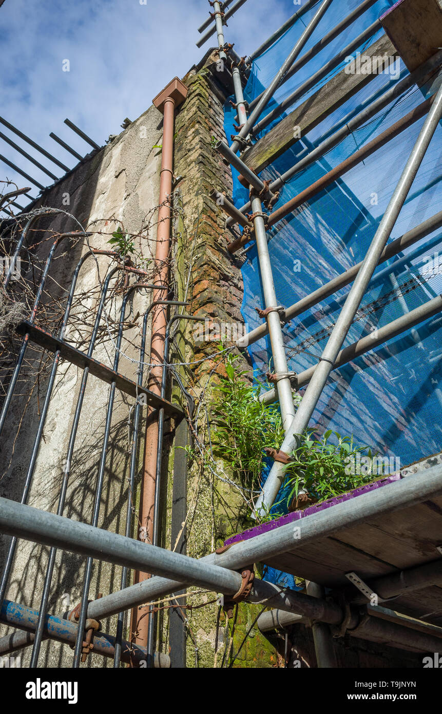 Vieux bâtiment en ruine en pleine reconstruction. Banque D'Images