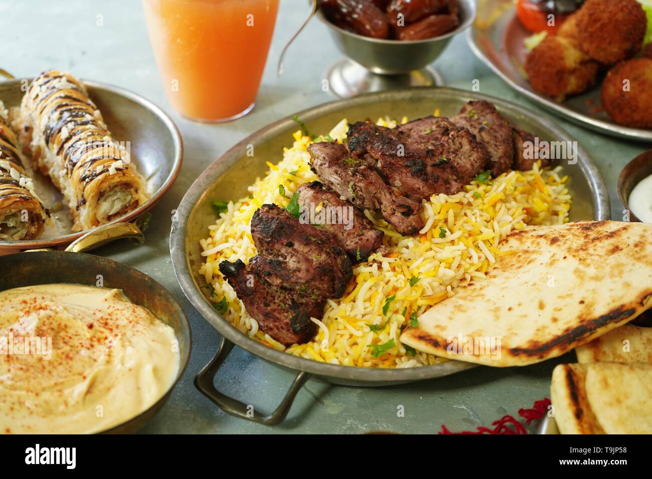 Ramadan fête de l'alimentation contexte /l'Iftar party concept -agneau Kababs,le riz, l'hoummos,pain lavash dates et Baklava, selective focus Banque D'Images