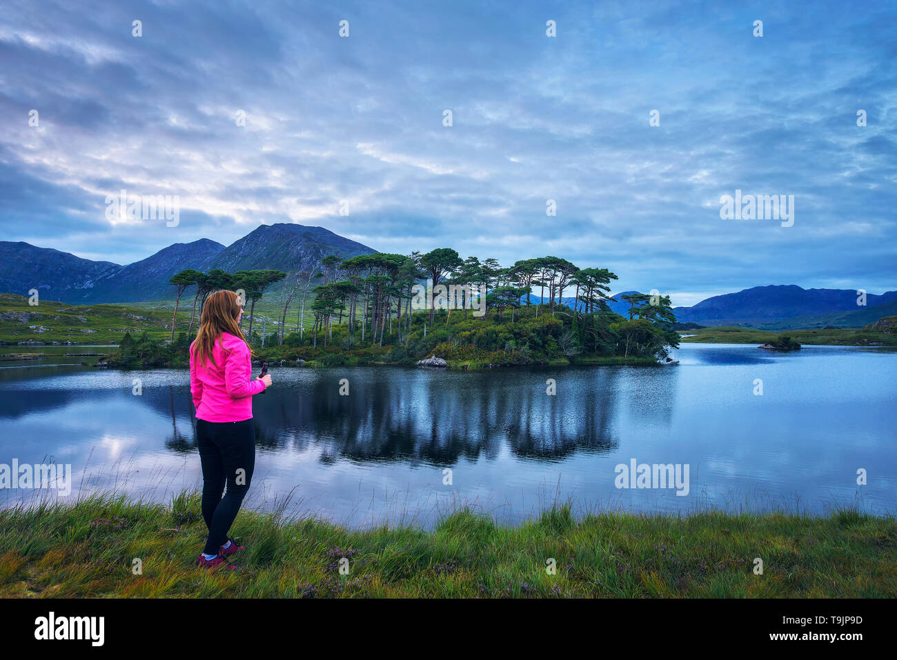 Jeune randonneur à l'Île Pine dans Derryclare Lough Banque D'Images