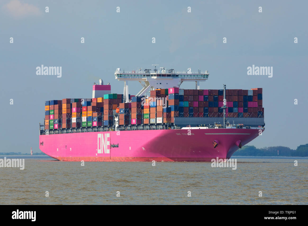 Stade, Allemagne - le 18 mai 2019 : ultra-large Container Ship UN Columba sur la position de l'Elbe à Hambourg. Le navire est exploité par Ocean Network Express Banque D'Images