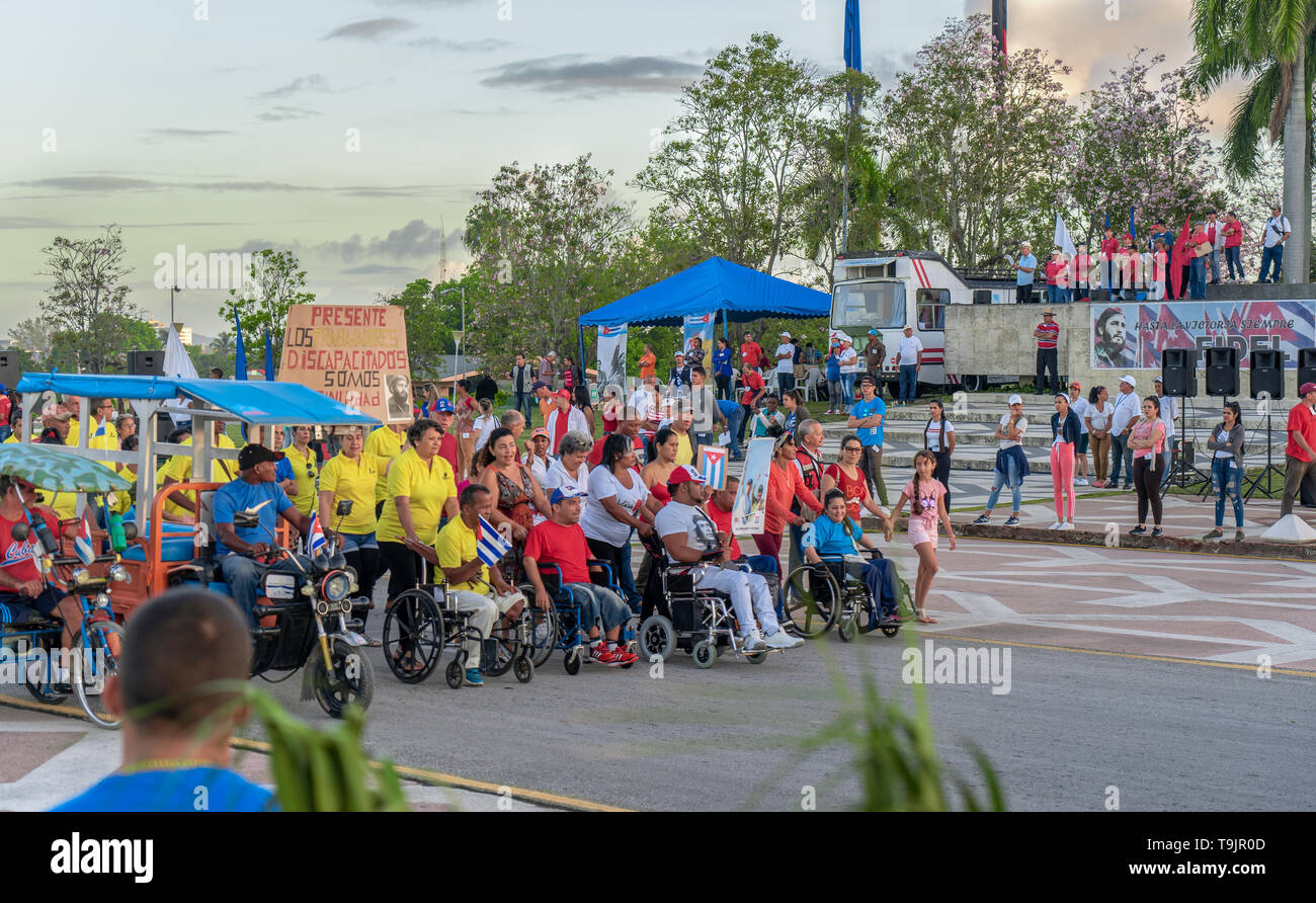 Santa Clara, Cuba le 1 mai 2019 : Groupe de personnes handicapées marchant avec des affiches et des drapeaux Banque D'Images