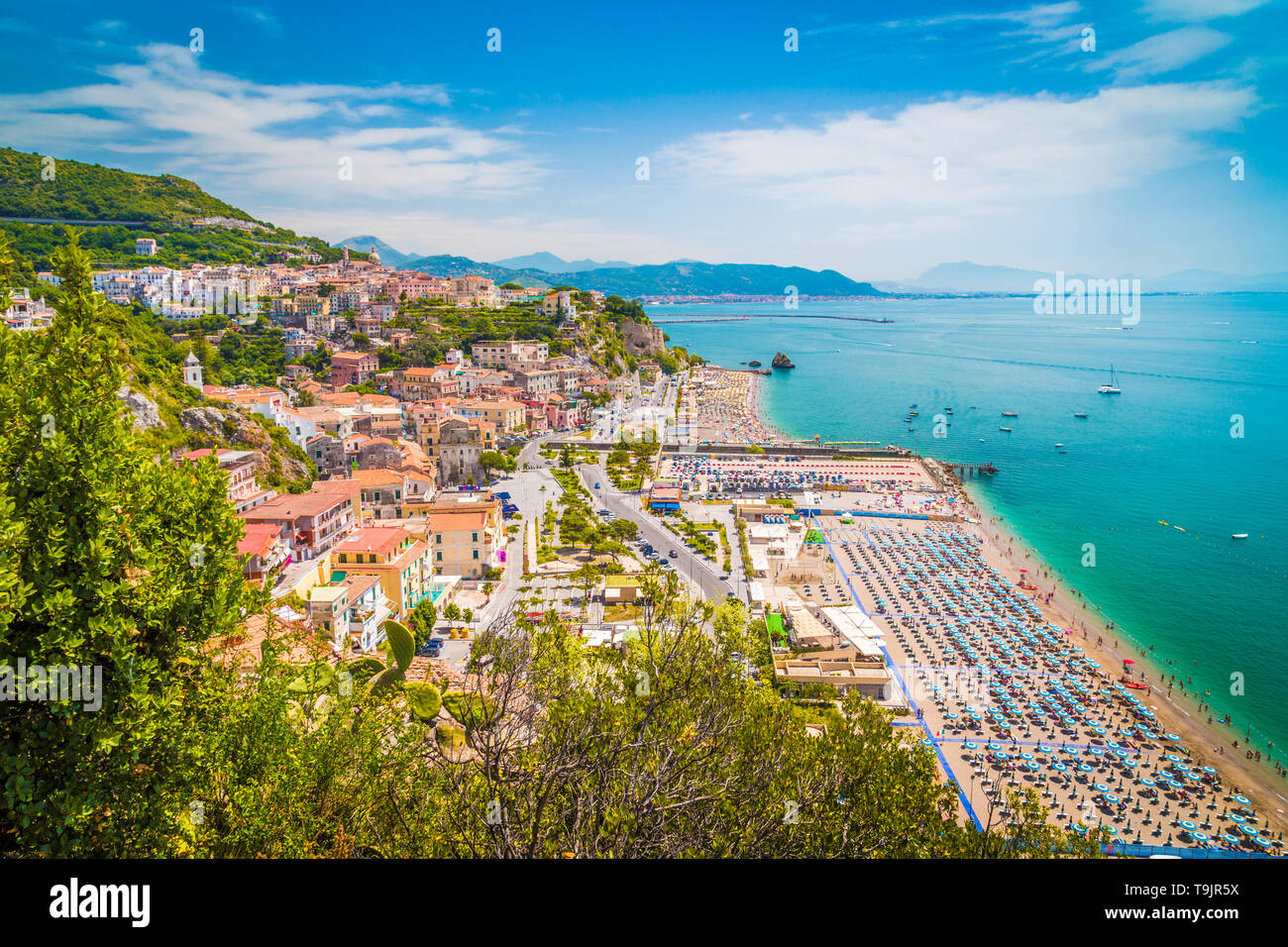 Belle vue de Vietri sul Mare, la première ville sur la côte amalfitaine, avec le golfe de Salerne, province de Salerne, Campanie, Italie Banque D'Images