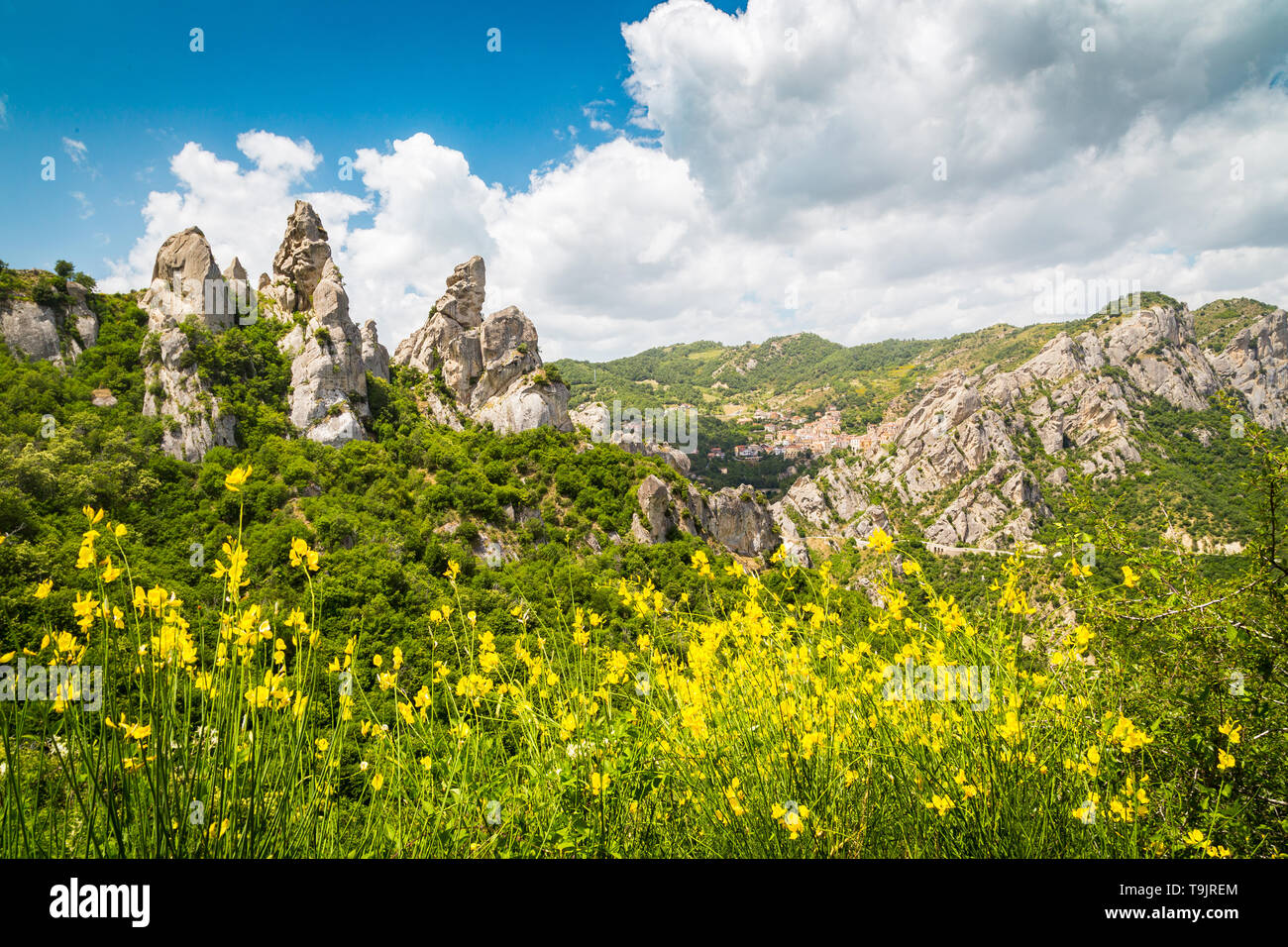 Vue panoramique du célèbre Lucan Dolomites avec beau village de montagne de Castelmezzano en été, Basilicate, Italie Banque D'Images