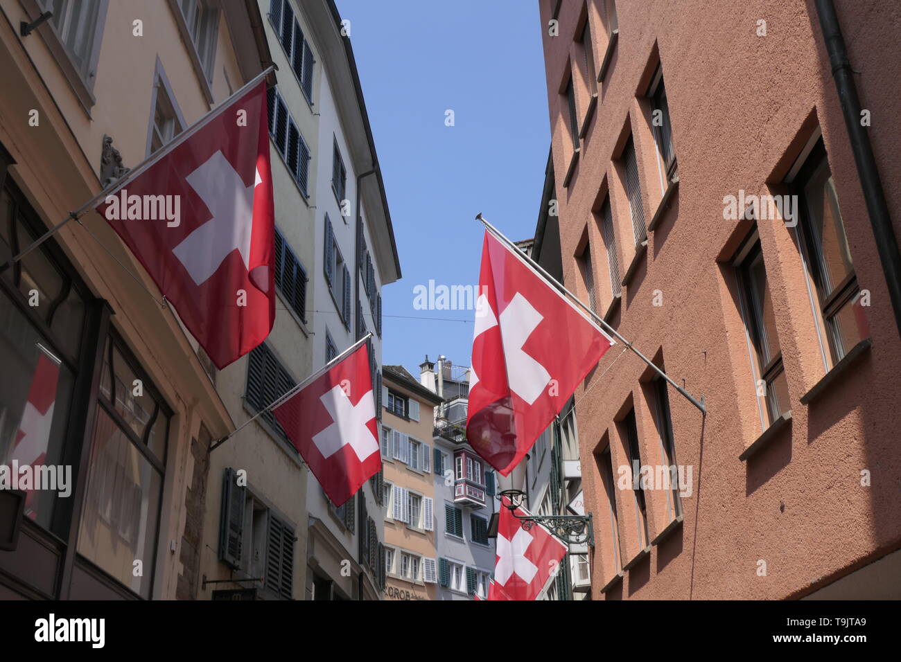 Drapeaux de la Suisse dans la vieille ville de Zurich (Suisse), Strehlgasse Banque D'Images