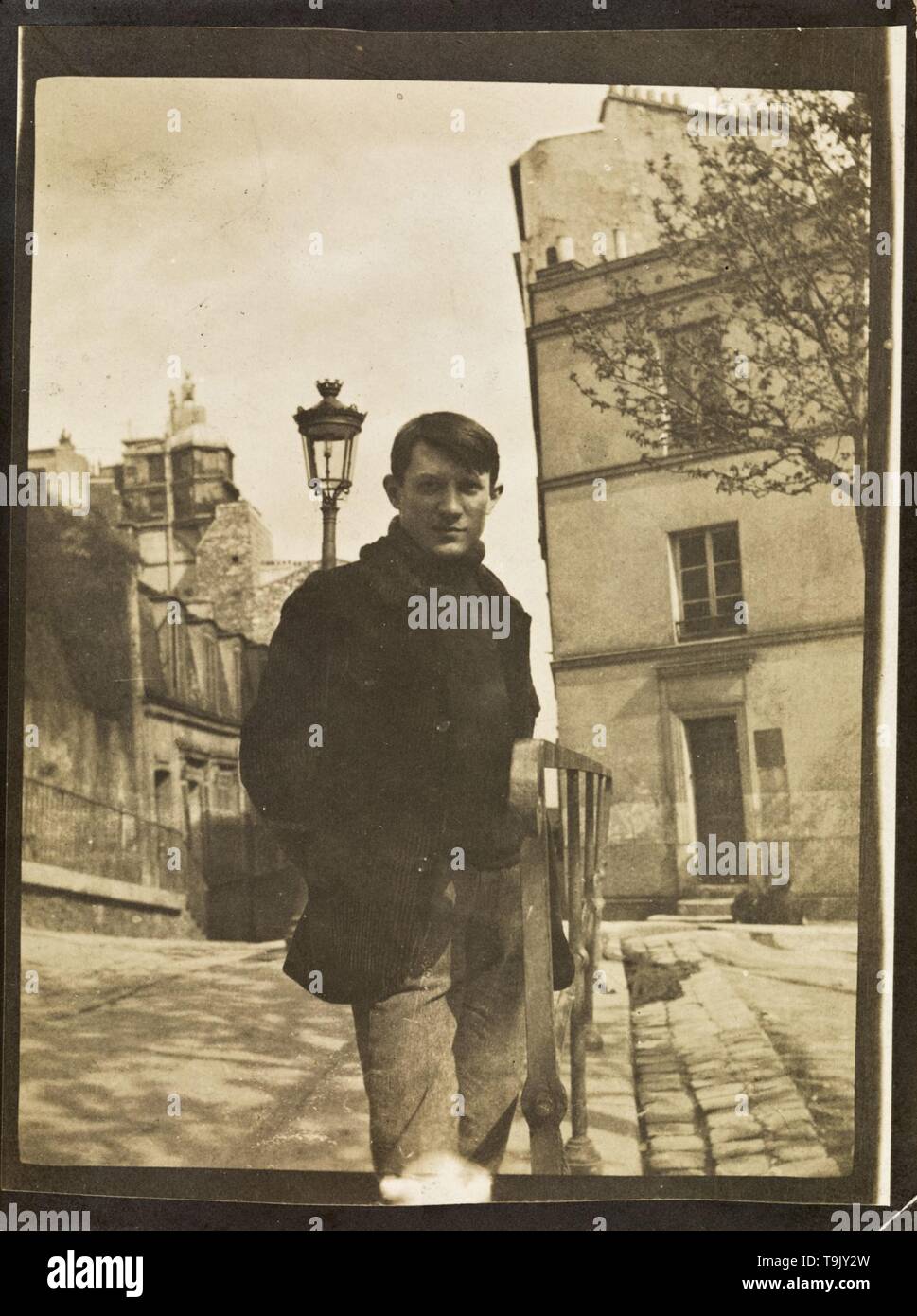 Pablo Picasso à la place Ravignan, Montmartre. Musée : Musée Picasso, Paris. Auteur : anonyme. Banque D'Images