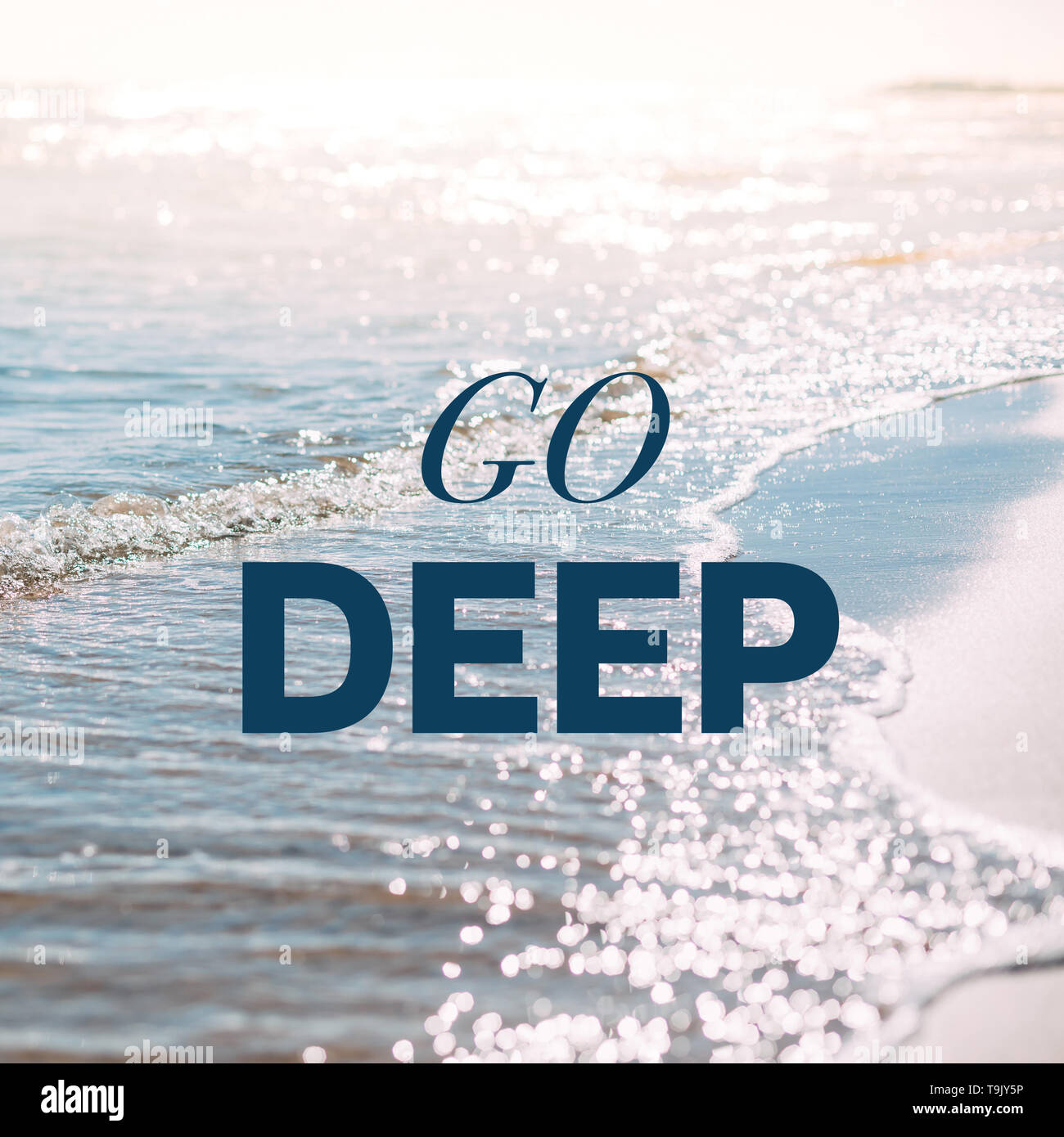 Plage De Sable Et Mer D Ete Fond De Vagues Maison De Vacances Carre Flou Flou Artistique Concept Avec Citation De Motivation Profondes Photo Stock Alamy