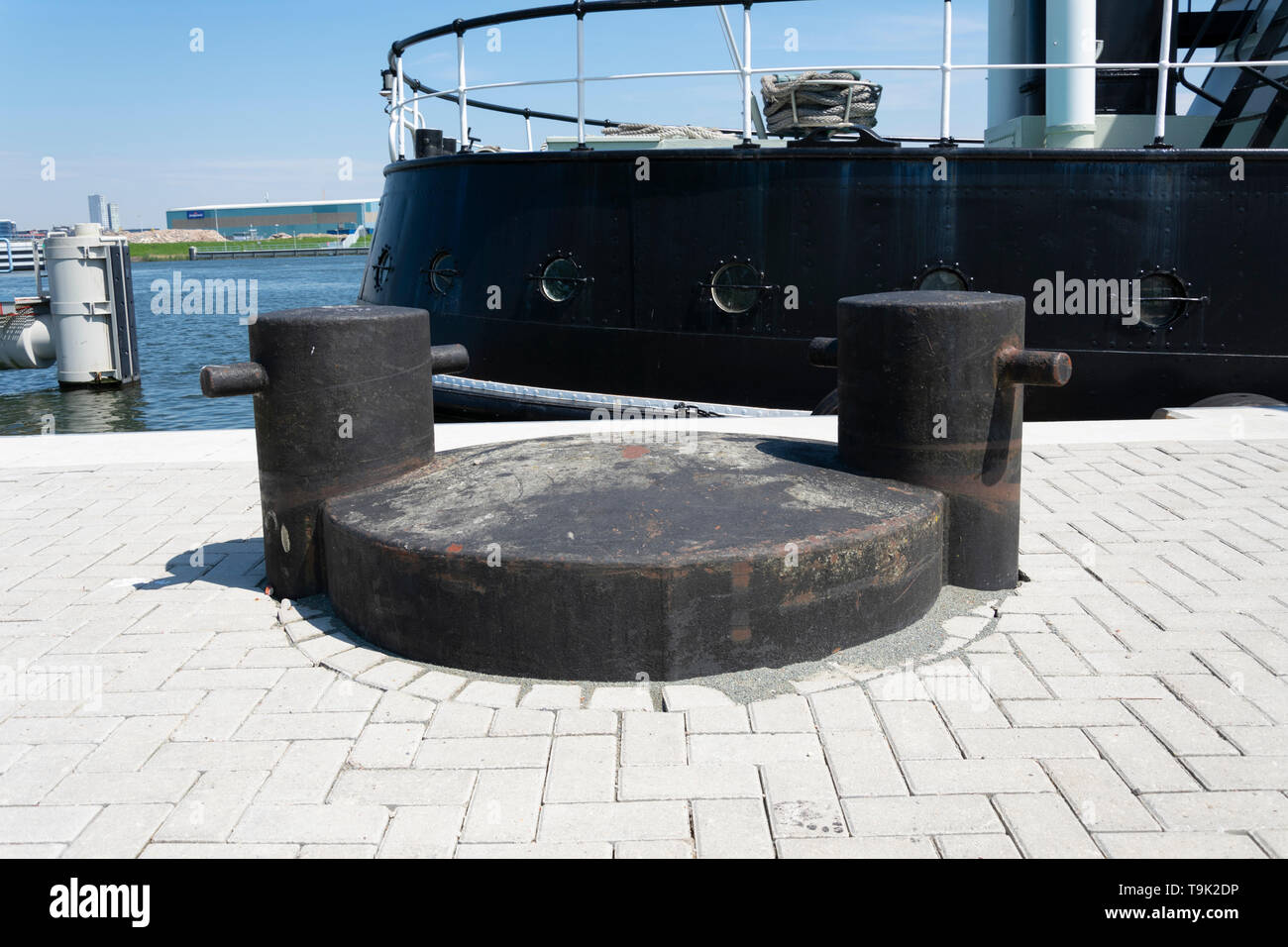 Un grand et lourd cargo double bollard Banque D'Images