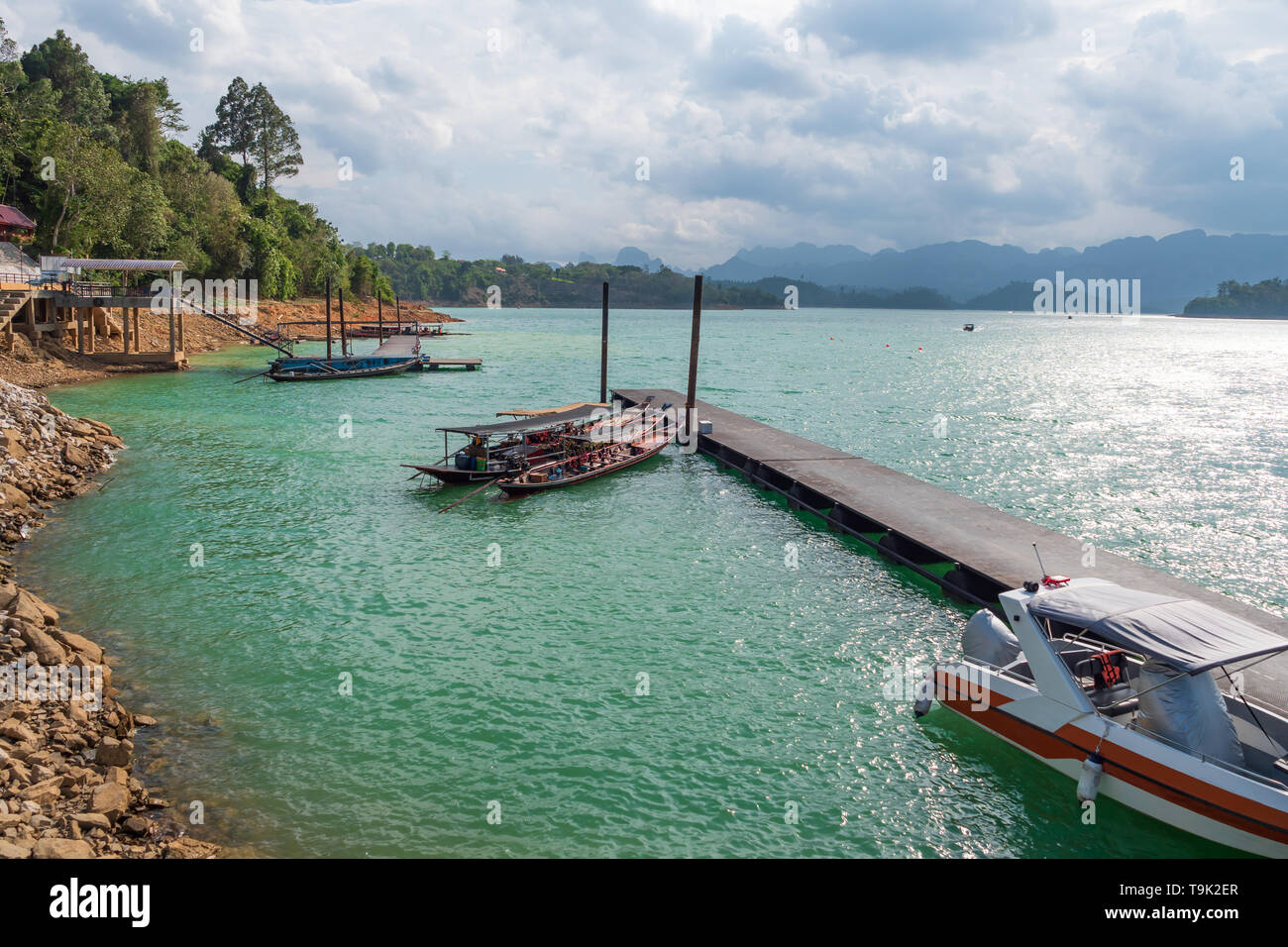 Paysage pittoresque de Big River et de barrage du réservoir par la montagne et forêt nature Banque D'Images
