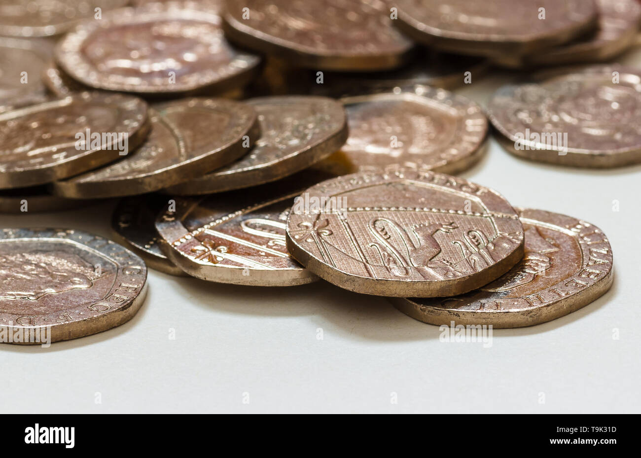 Une pile de vingt pence morceaux. Banque D'Images