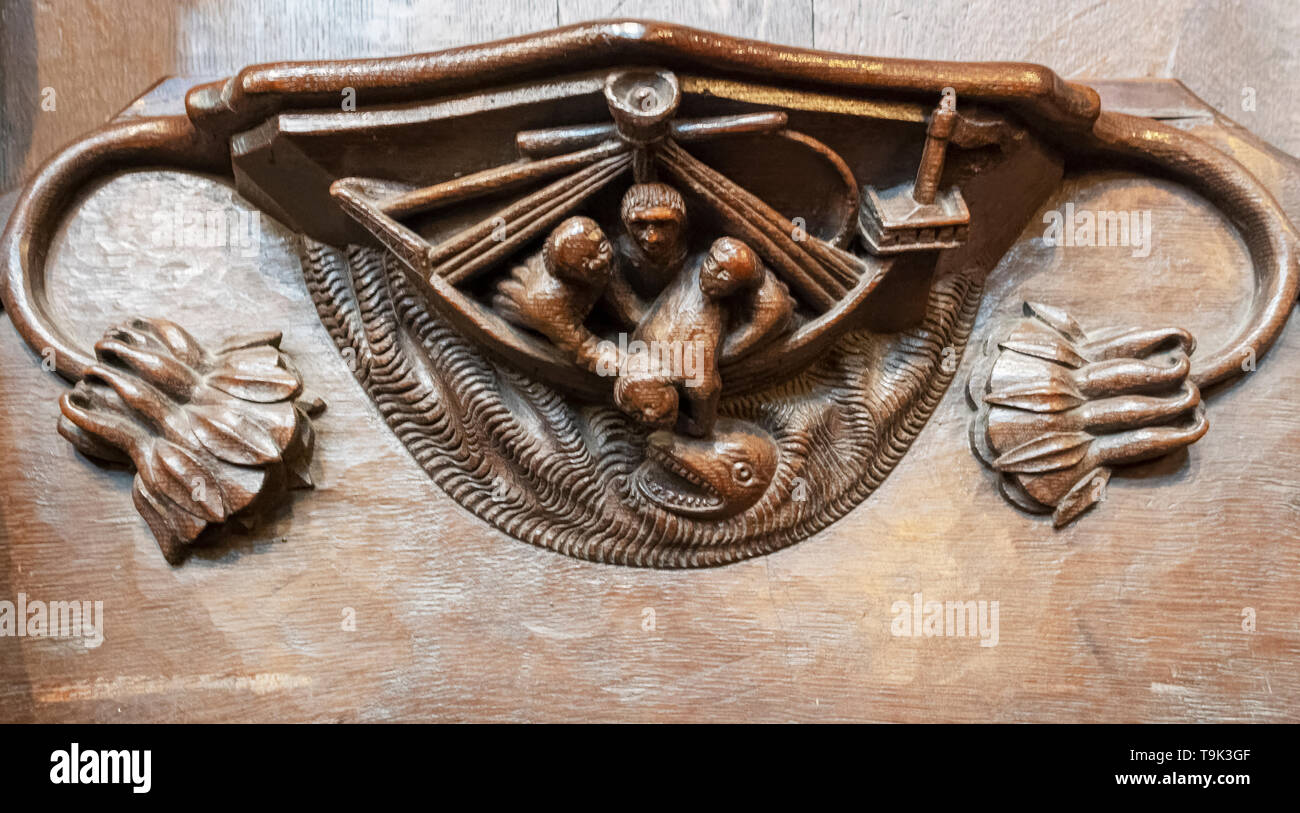 Une cité médiévale misericord représentant Jonas est jeté par-dessus bord pendant la tempête, la cathédrale de Ripon, Yorkshire, UK Banque D'Images Une cité médiévale misericord représentant Jonas est jeté par-dessus bord pendant la tempête, la cathédrale de Ripon, Yorkshire, UK Banque D'Images