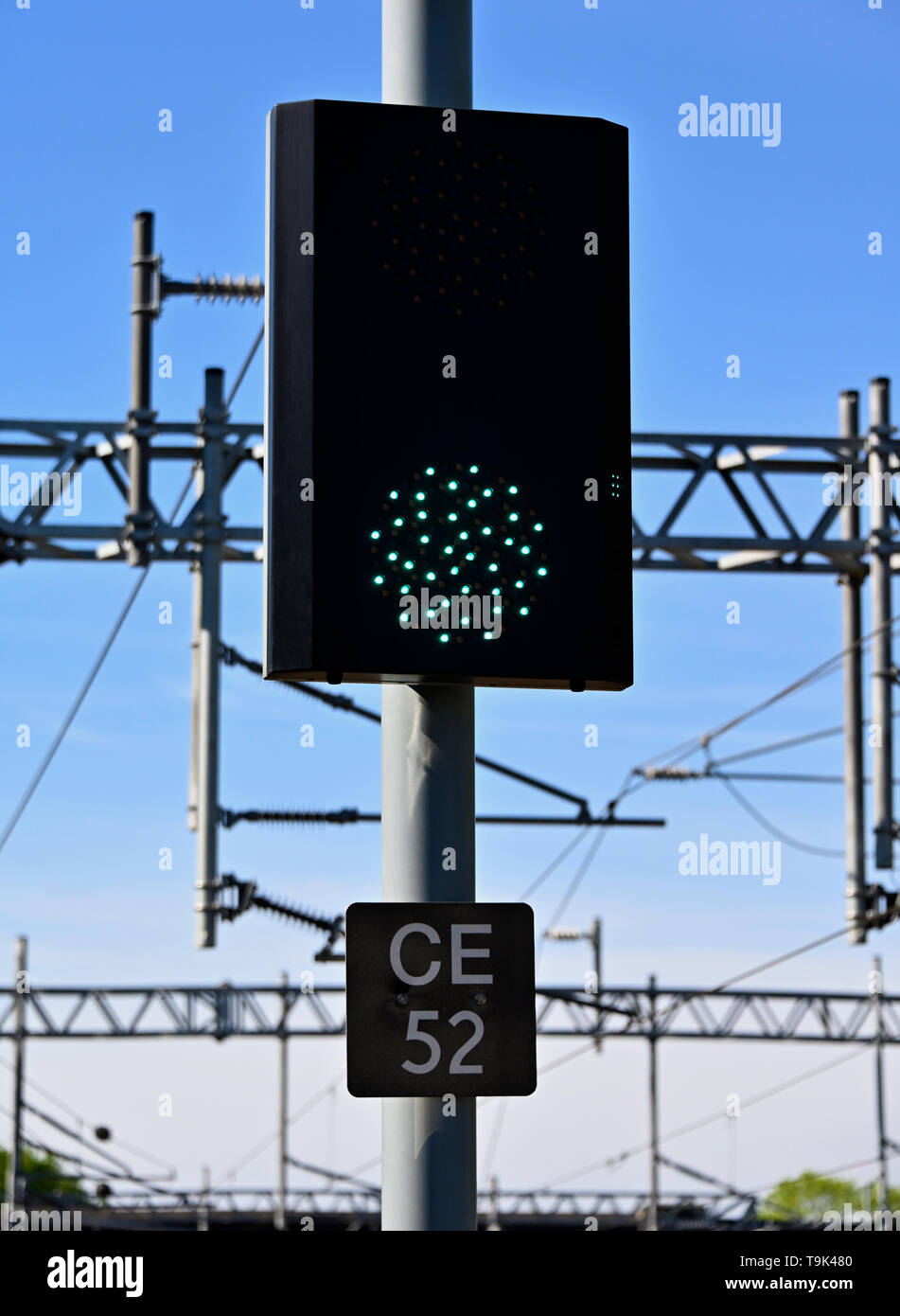 Royaume-uni unités ferroviaires Signal lumineux de couleur. Livre vert clair. Le train peut aller de l'objet d'aucune restriction de vitesse s'appliquant à la section. Banque D'Images