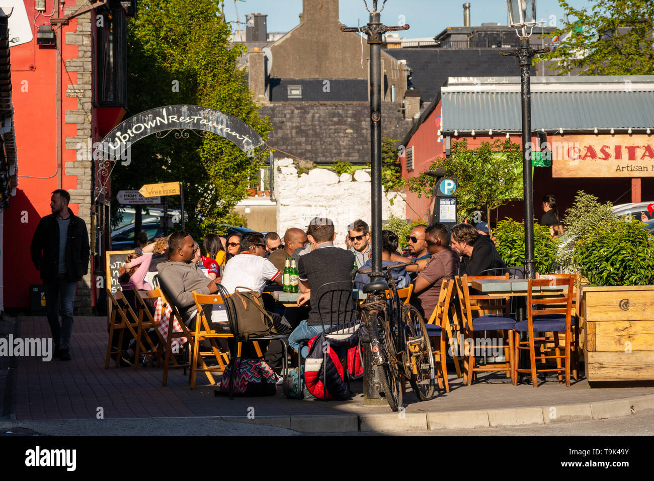 Dînez en plein air en Irlande et profitez du temps chaud et ensoleillé devant un bar-restaurant de l'Old Market Lane à Killarney Ireland Banque D'Images