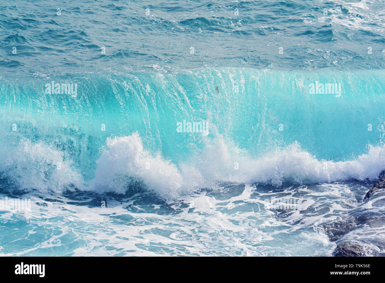 Vue rapprochée de l'aigue-marine bleu vagues avec splash et mousse. Texture de fond d'été, copy space Banque D'Images