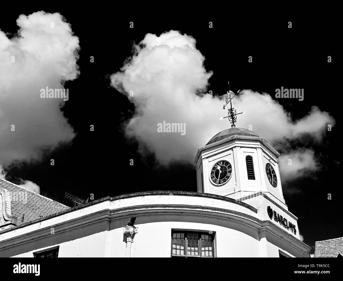 Stratford Upon Avon Barclays Bank Tower sur fond de ciel bleu et nuages blancs Banque D'Images