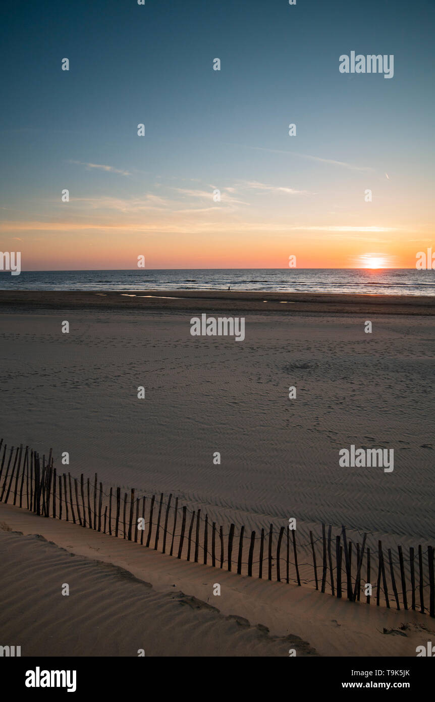 Coucher de soleil sur la plage à Noordwijk, Pays-Bas Banque D'Images