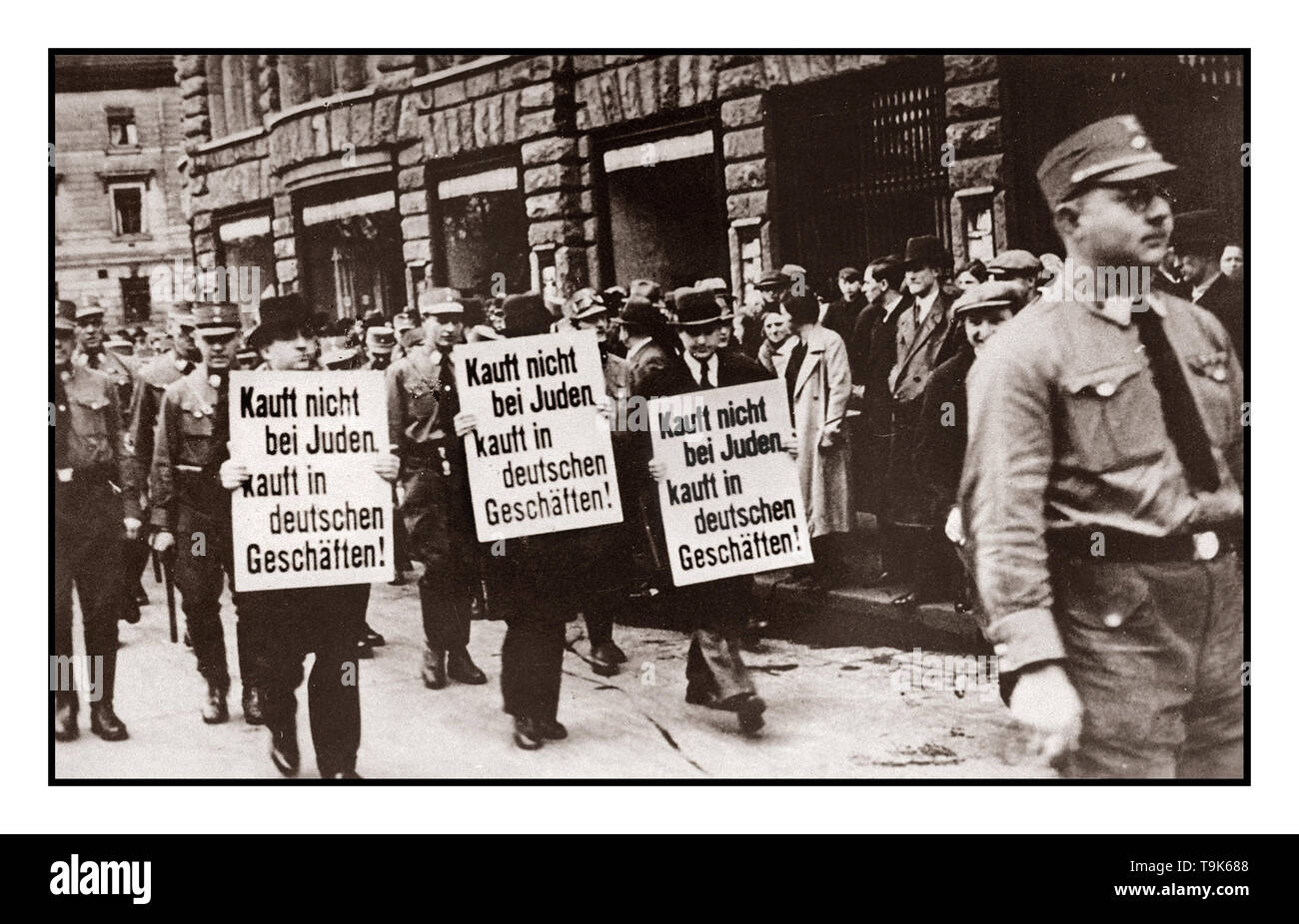 Boycott des magasins juifs de 1930 image de propagande nazie raciste anti-juive trois hommes d'affaires juifs de 1930 sont défilés dans Bruehl Strasse par des chemises brunes nazies en uniforme du NSDAP dans le centre de Leipzig, portant des pancartes qui disent: "N'achetez pas aux Juifs ; magasinez dans les magasins allemands!" Leipzig Allemagne nazie Banque D'Images