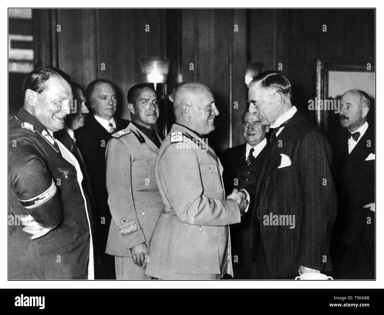 Accord de Munich 1938 image historique de Neville Chamberlain se serrer la main avec Benito Mussolini, souriant avec Hermann Goering et nazi Adolf Hitler derrière à la signature de l'accord de Munich 1938, annexion allemande des Sudètes permettant Banque D'Images