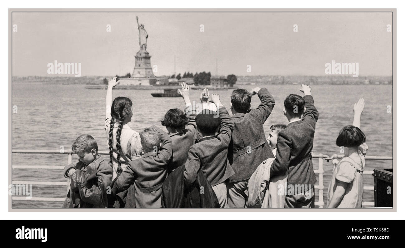 Vintage archive WW2 image de propagande d'enfants juifs réfugiés échapper à l'Allemagne nazie agression antisémite en voyageant par la mer aux États-Unis en 1939. Les enfants juifs imitent la statue et se défervent vers la Statue de la liberté lorsqu'ils entrent à New York à bord du Président SS Harding le 3 juin 1939 Banque D'Images
