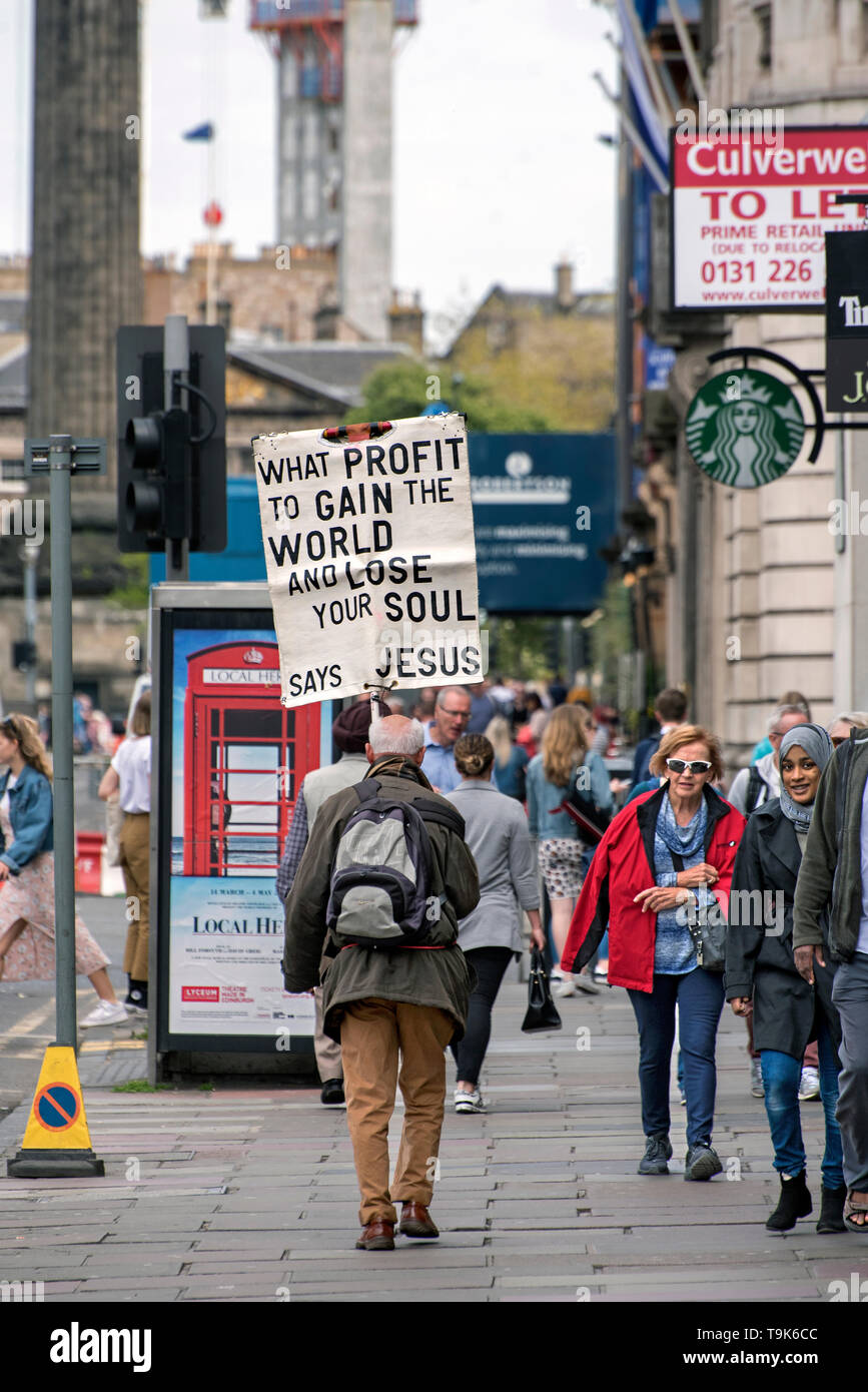 Un prédicateur de rue promenades le long de la rue George à Édimbourg, Écosse, Royaume-Uni Banque D'Images