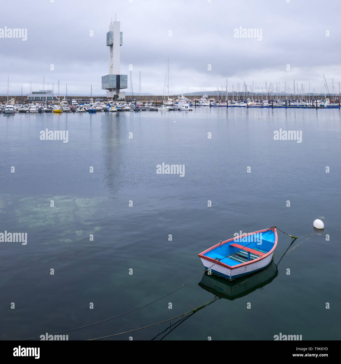Un petit bateau de pêche en face de la marina au port de La Corogne, Galice, Espagne Banque D'Images
