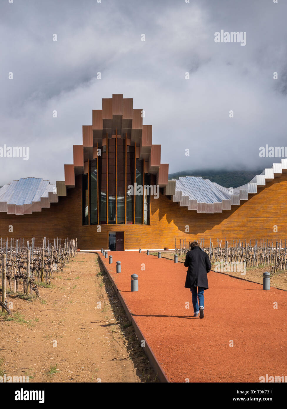 Femme se dirigeant vers l'entrée principale de l'Ysios Winery à Laguardia, Pays Basque, Espagne Banque D'Images