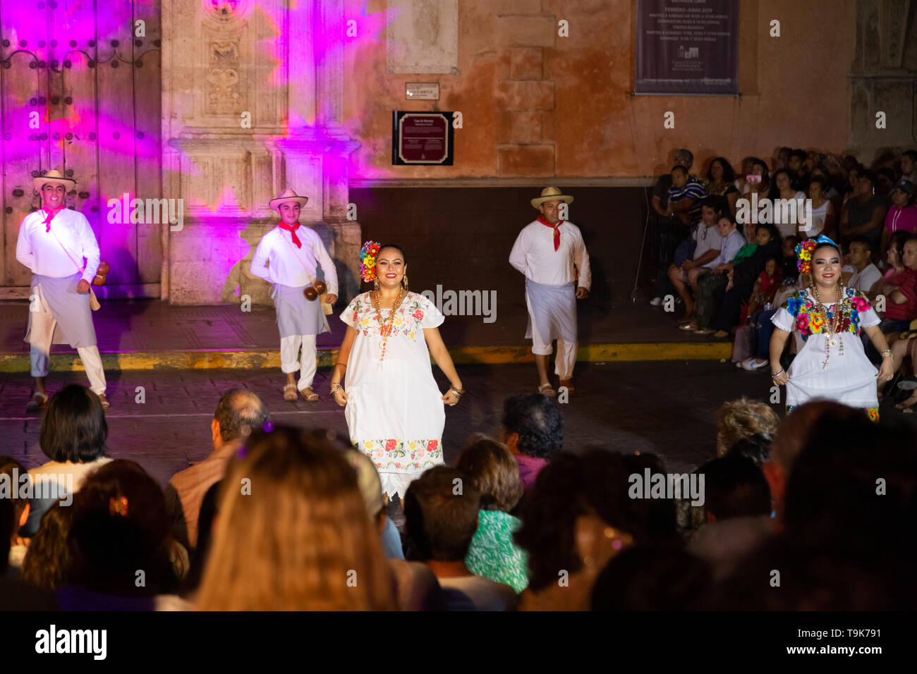 Merida Mexique - dancing show dans la rue la nuit par des danseurs en costume traditionnel, Merida, Mexique, Amérique Latine Banque D'Images