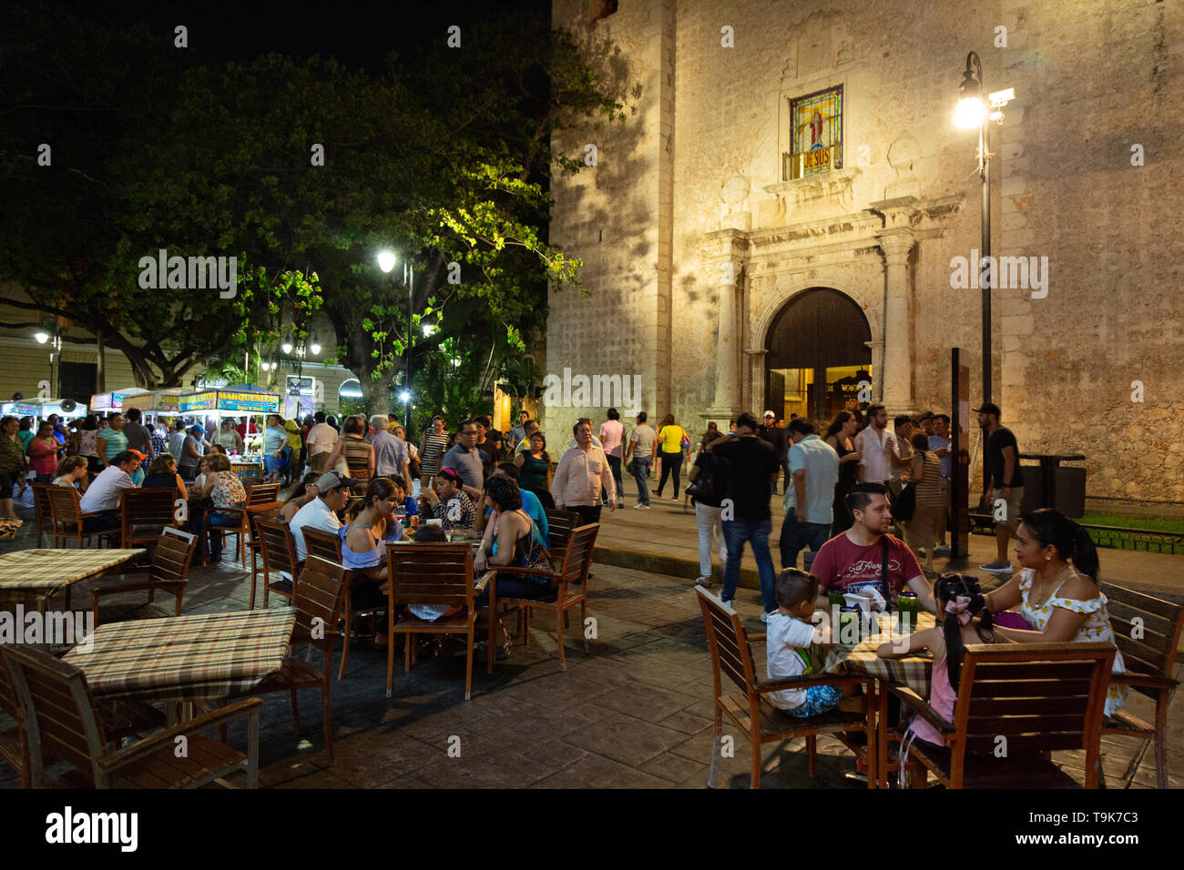 Merida Mexique - gens manger au restaurant en plein air la nuit, scène de rue, Merida, Yucatan, Mexique Amérique Latine Banque D'Images