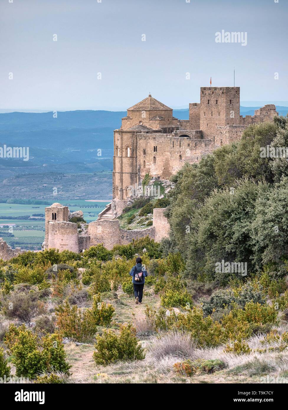 Une femme en route vers le château de Loarre dans la province de Huesca, Aragon, Espagne Banque D'Images