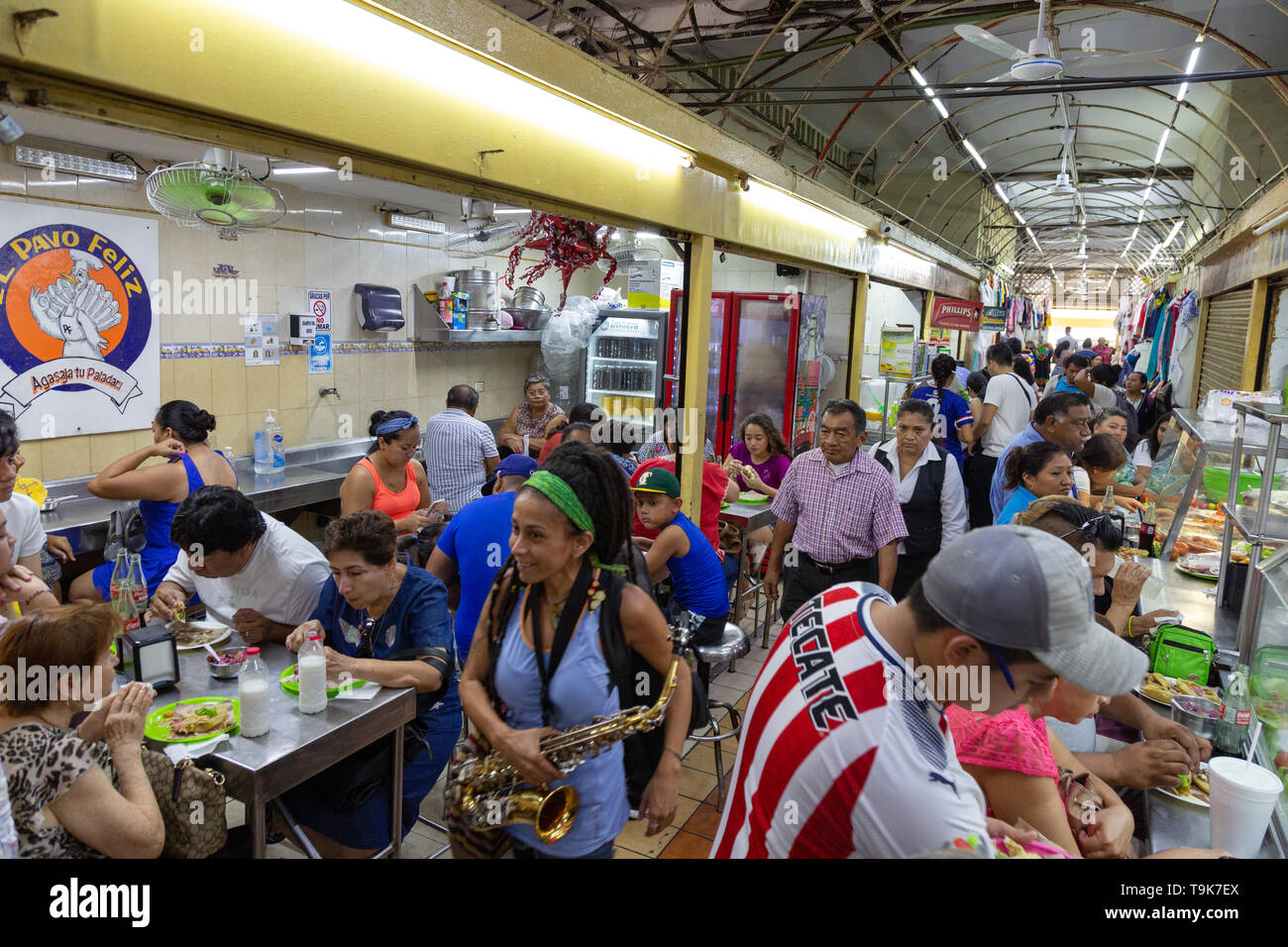 Mexique - mode de vie des gens de manger sur le marché alimentaire, Merida, Yucatan, Mexique Amérique Latine Banque D'Images