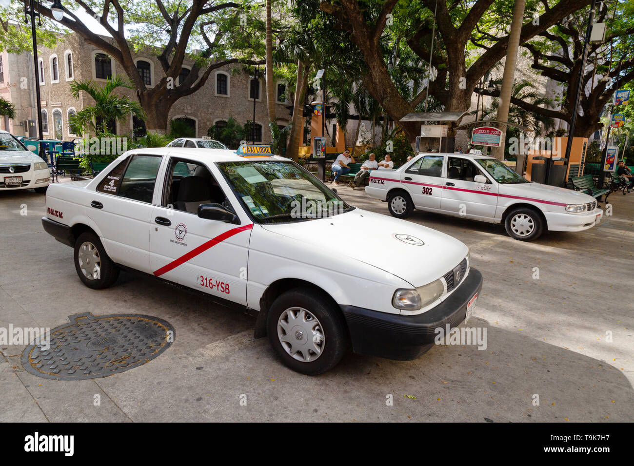 Mexique - taxi des taxis qui attendent à la station de taxis pour les tarifs, Merida, Yucatan, Mexique, Amérique Latine Banque D'Images