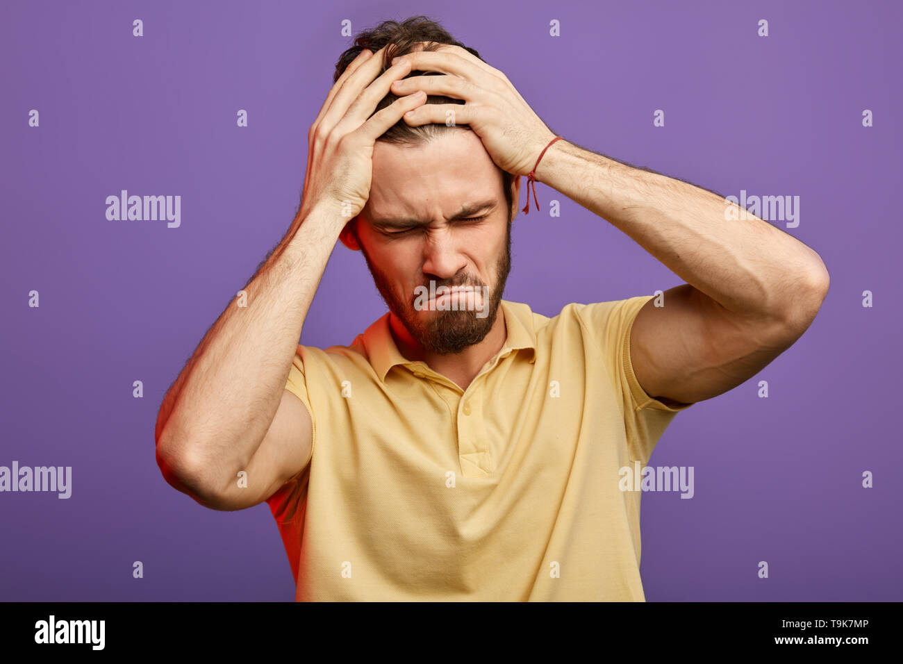 Bel homme émotif a moment difficile. guy souffrent de dépression, l'homme est inquiéter de séparation avec une copine . la photo en gros.pleurer man holding sa tête, il a perdu son meilleur ami Banque D'Images
