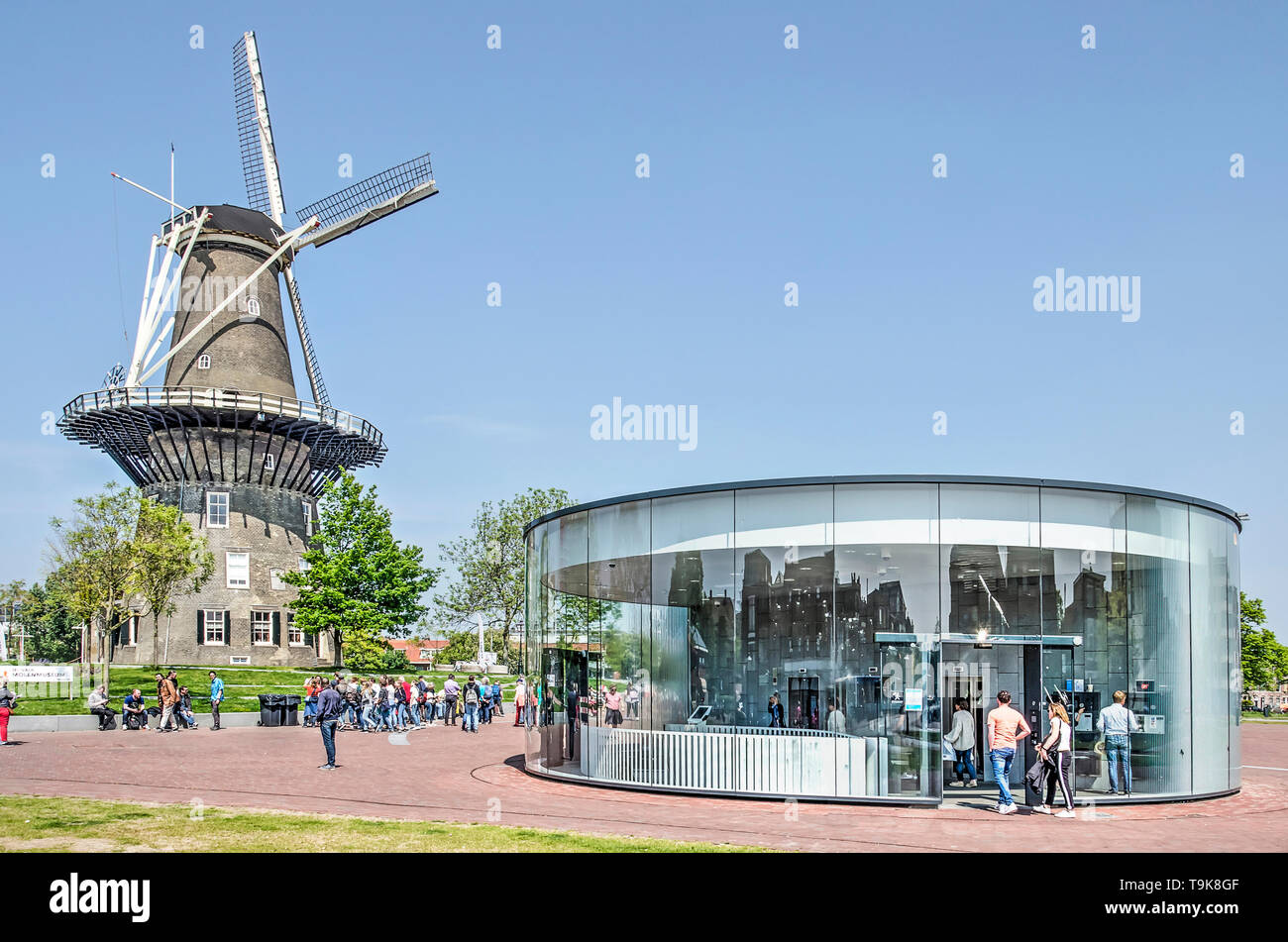 Leiden, Pays-Bas, le 18 mai 2019 : moulin à vent traditionnel De Valk et l'entrée en verre circulaire moderne pour le garage de stationnement en vertu de l'Lammermarkt squ Banque D'Images