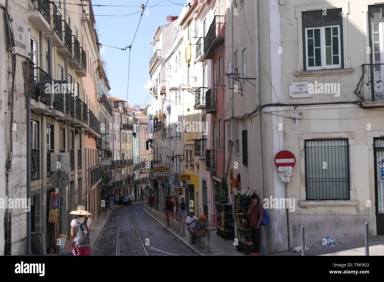 PORTUGAL, LISBONNE - 30 septembre 2018 : vue sur une rue de la vieille ville historique de l'Alfama (Largo n'Terreirinho) à Lisbonne, Portugal Banque D'Images