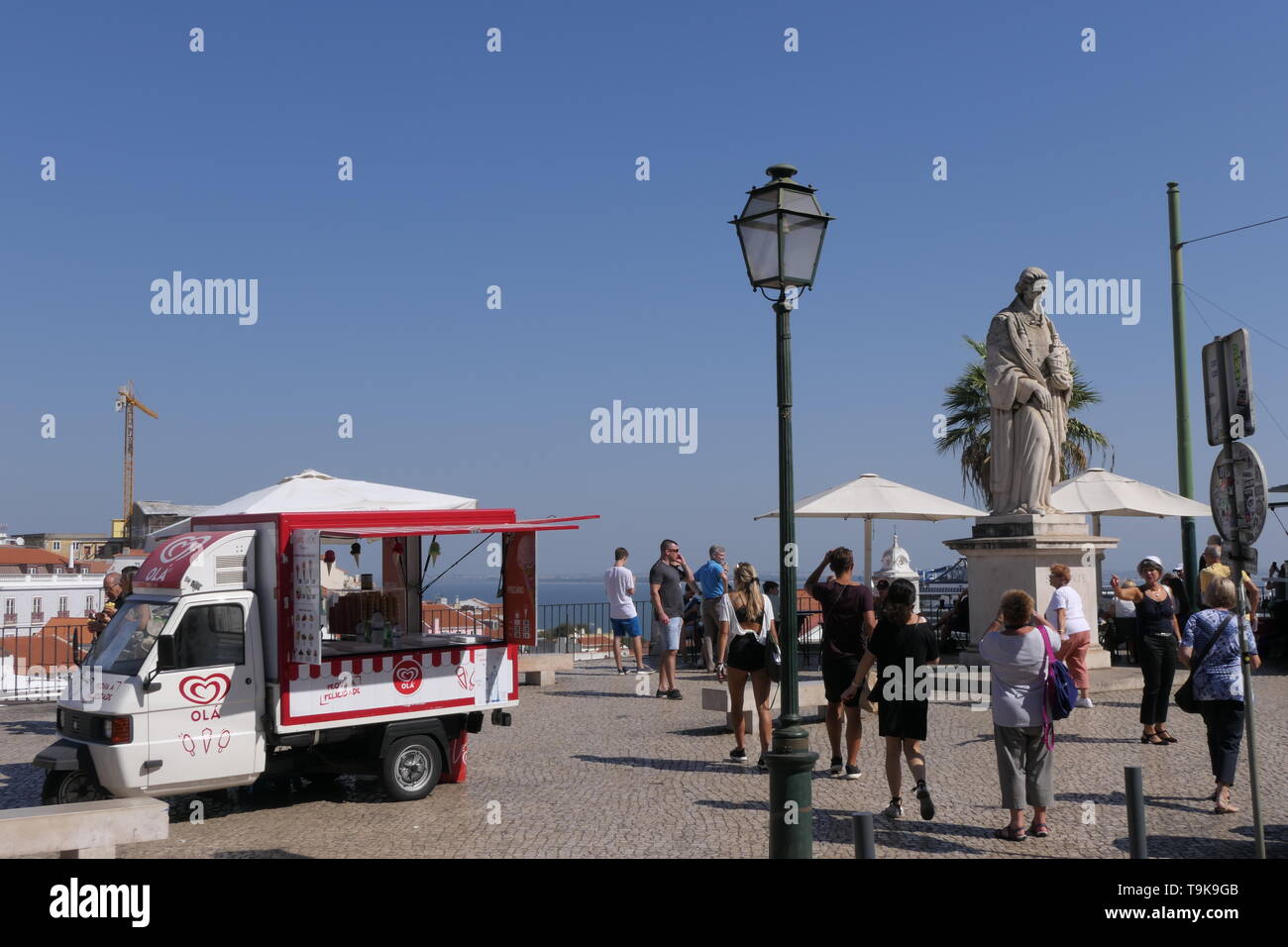 PORTUGAL, LISBONNE - 30 septembre 2018 : Certaines personnes autour de la statue de San Vicente, saint patron de Lisbonne, Portugal Banque D'Images