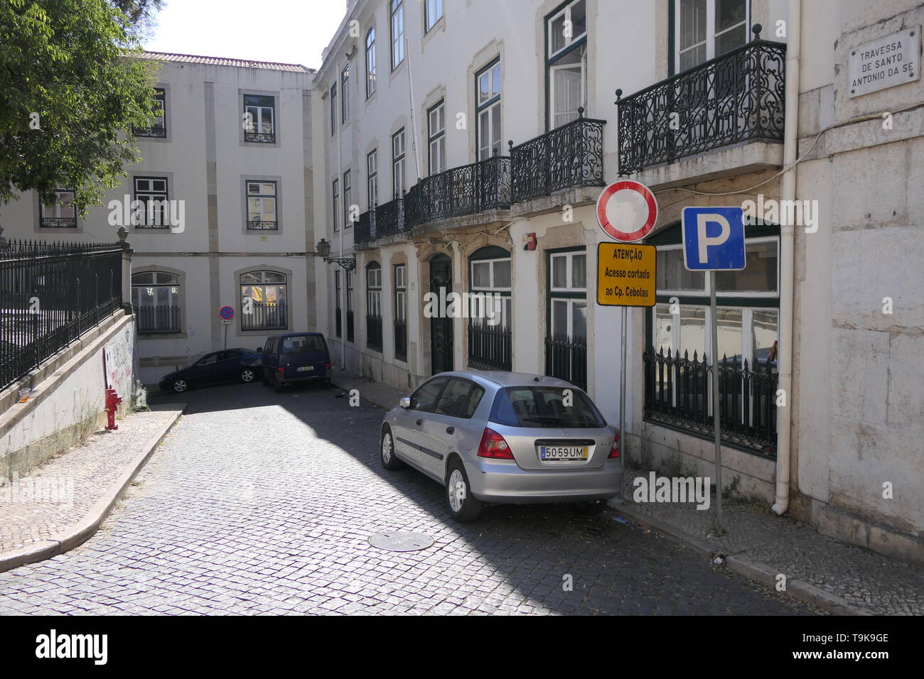 PORTUGAL, LISBONNE - 30 septembre 2018 : sur les rues de l'Alfama, la vieille ville historique de Lisbonne (Rua de Santo Antonio da Se), Portugal Banque D'Images