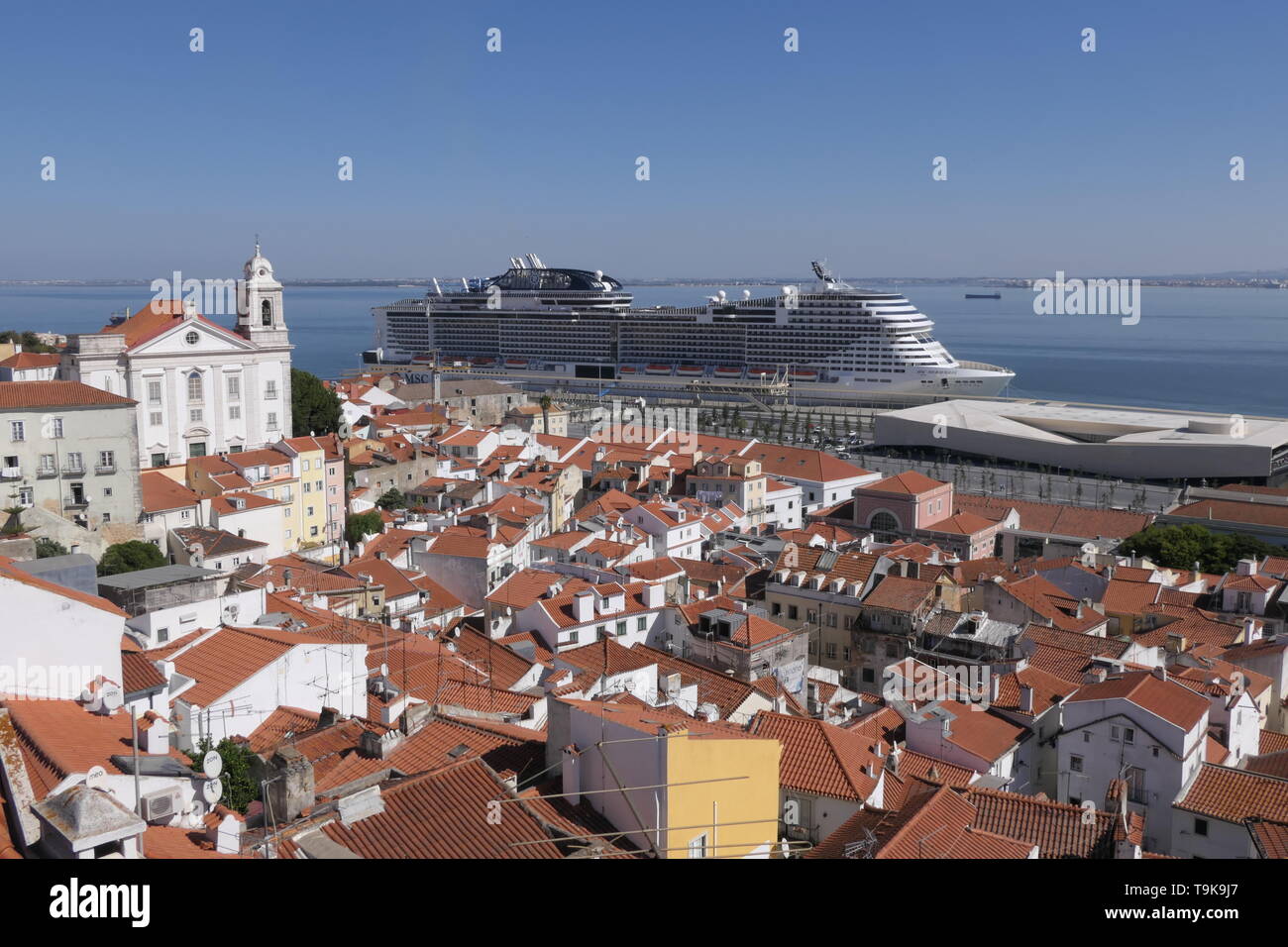 Lisbonne, Portugal - 01 octobre 2018 : Vue de la vieille ville historique de Lisbonne par un navire de croisière MSC en arrière-plan, Portugal Banque D'Images