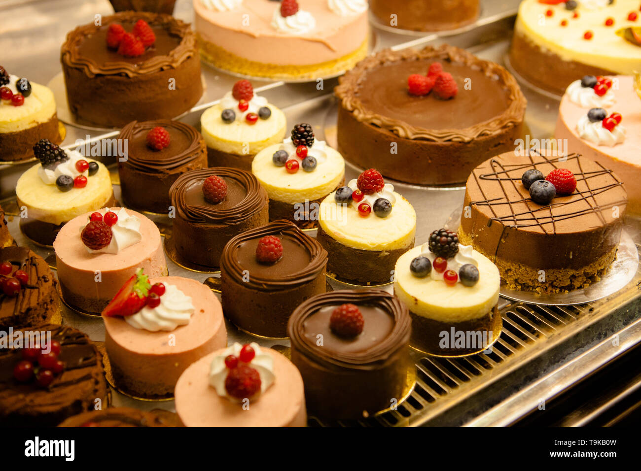 Différents types de gâteaux sucrés en pâtisserie Banque D'Images