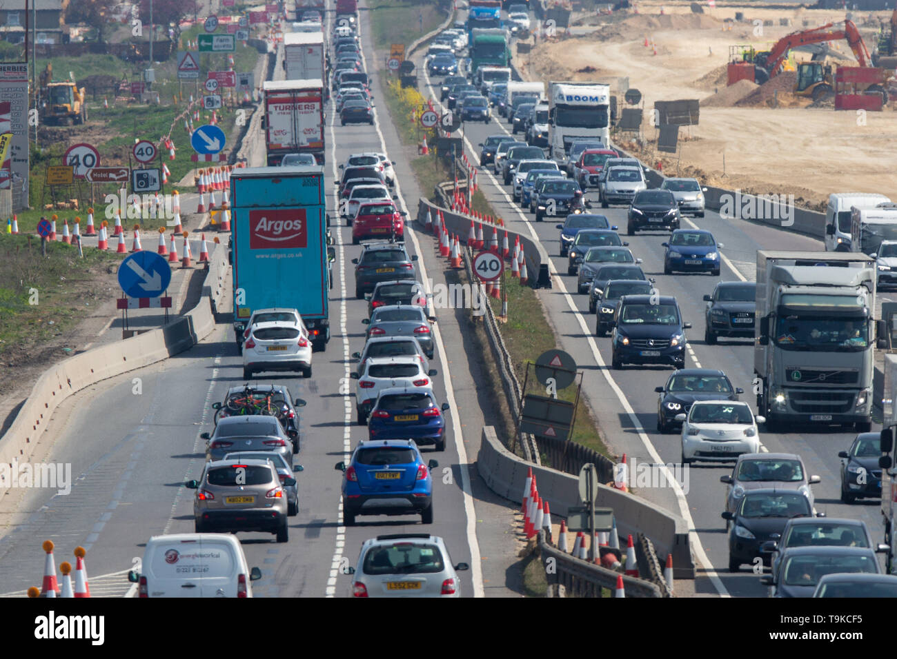 Photo datée du 22 avril montre l'accumulation de circulation sur l'A14 près de Cambridge sur Pâques lundi après-midi que les gens font leur retour après une week-end de Pâques avec temps chaud tout le Royaume-Uni depuis quatre jours. Pour le lundi de Pâques, il y aura une augmentation de 20  % du nombre moyen de voitures sur les routes du Royaume-Uni et les embouteillages sont prévus en tant que canadiens à tirer le meilleur parti de la chaleur et laisser rentrer chez eux à la dernière minute. Banque D'Images