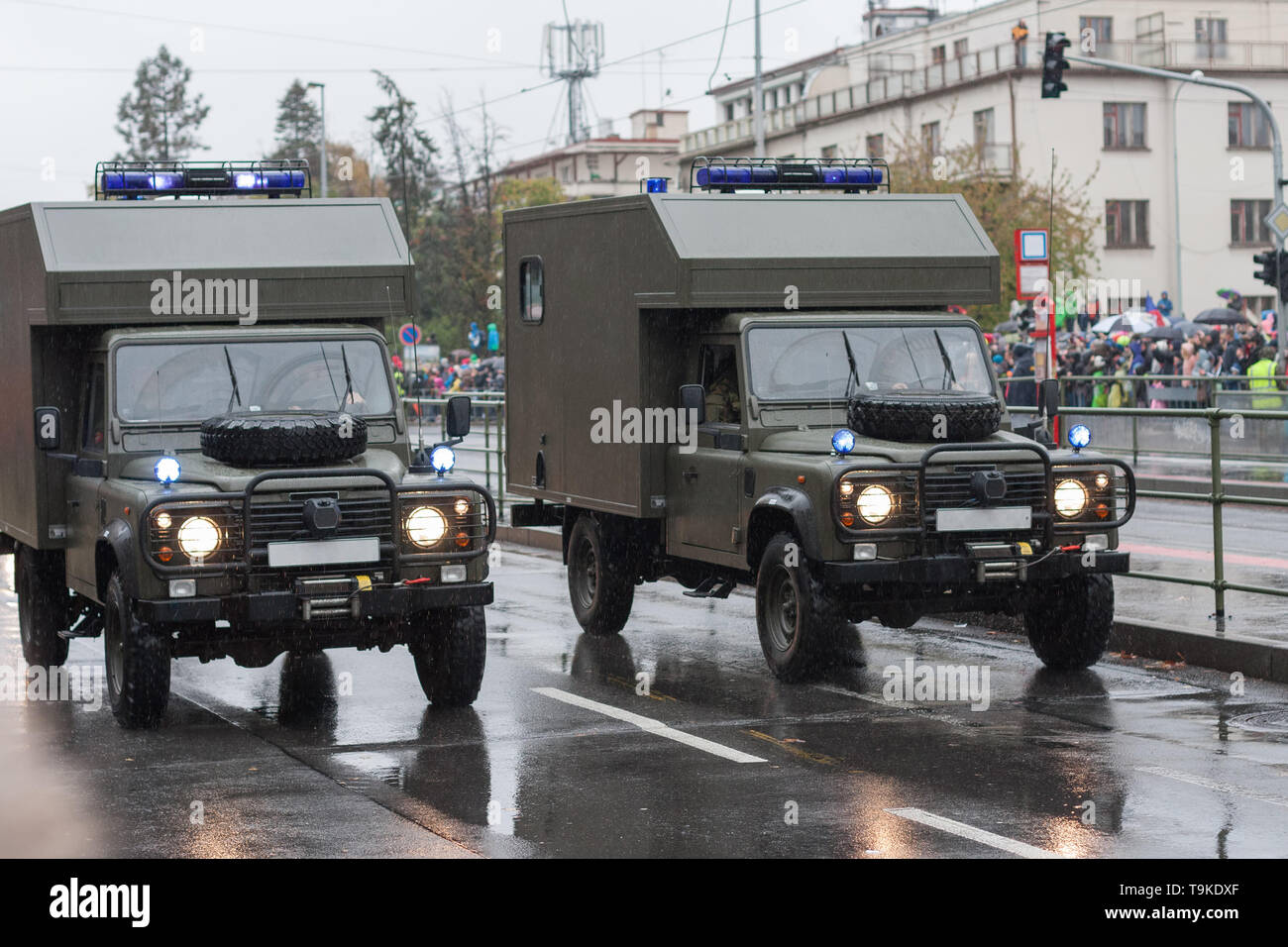 Des soldats de l'armée tchèque sont équitation ambulance sur défilé militaire à Prague, République Tchèque Banque D'Images