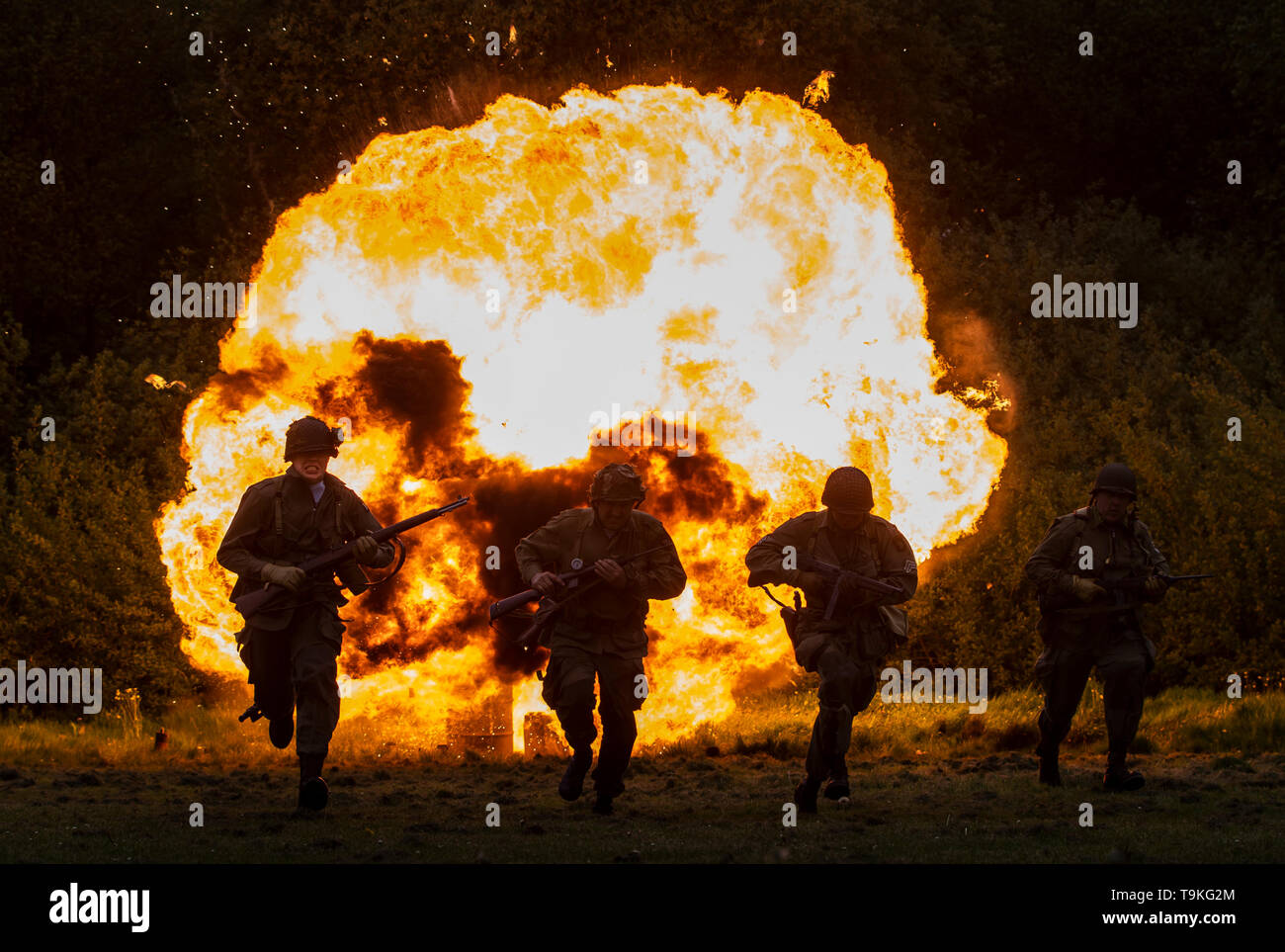 Les membres de la North West 101st Airborne prend part à une bataille au cours de la reconstitution Haworth 40s de semaine. Banque D'Images