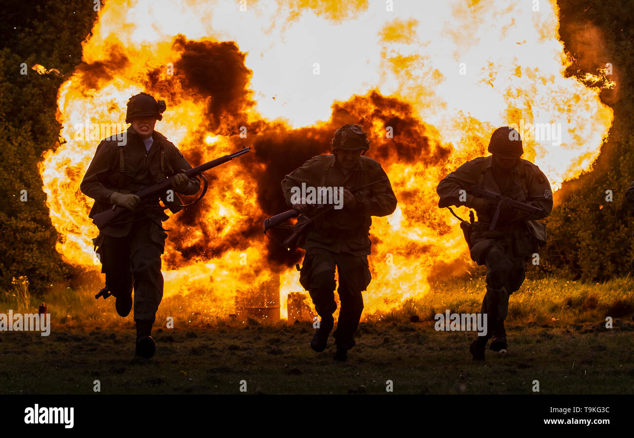 Les membres de la North West 101st Airborne prend part à une bataille au cours de la reconstitution Haworth 40s de semaine. Banque D'Images