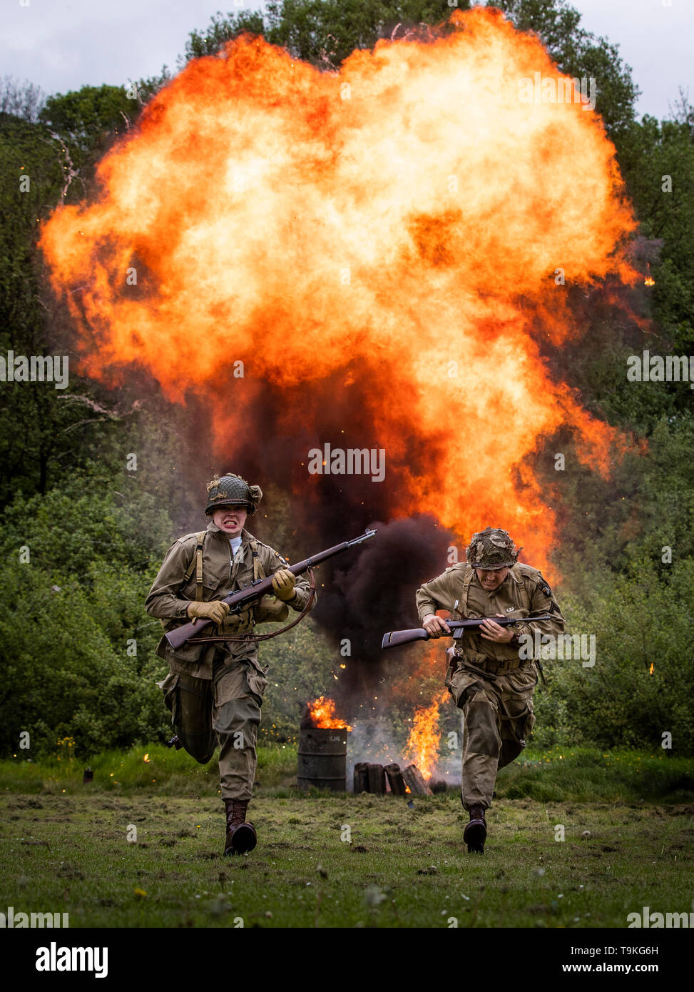 Les membres de la North West 101st Airborne prend part à une bataille au cours de la reconstitution Haworth 40s de semaine. Banque D'Images