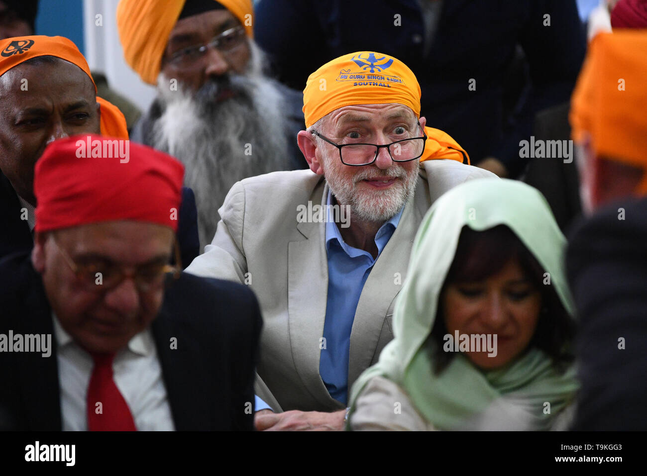 (Centre) leader travailliste Jeremy Corbyn, lors d'une visite à Gurdwara Sri Guru Singh Sabha à Southall. Banque D'Images